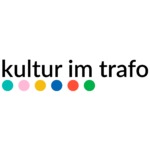 Schriftzug "kultur im Trafo" in schwarzen Kleinbuchstaben einer Reihe mit 6 bunten Punkten darunter