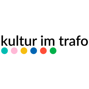 Schriftzug "kultur im Trafo" in schwarzen Kleinbuchstaben einer Reihe mit 6 bunten Punkten darunter
