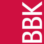 Logo des Berufsverband Bildender Künstlerinnen und Künstler München und Oberbayern e.V.: Schriftzug "BBK" in weiß hochkant von unten nach oben auf rotem Quadrat.