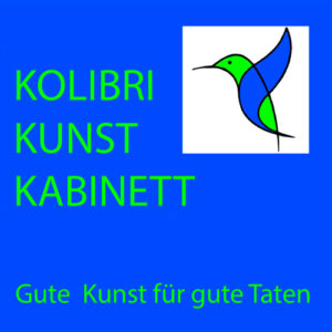 Logo Kolibri Kunst Kabinett (Gute Kunst für gute Taten), grüne Schrift auf blauem Grund mit stilisiertem Kolibri in weißem Quadrat