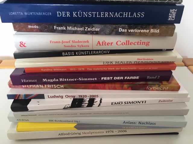 Stapel Bücher zu Kunst