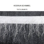 Schriftzug Heidrucn Schimmel, Textilobjket und ein Kunstwerk (graue, weisse, schwarze Fäden)