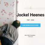 Schriftzug Jockel Heenes 1947 - 2004 mit Fotografie aus Mille Baci, Installation (Jockel Heenes küsst eine Wand)