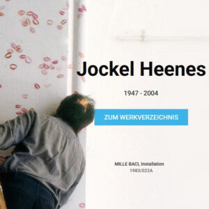 Schriftzug Jockel Heenes 1947 - 2004 mit Fotografie aus Mille Baci, Installation (Jockel Heenes küsst eine Wand)