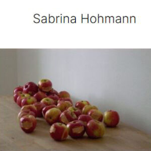 Schriftzug "Sabrina Hohmann" + Fotgrafie von Werk mit Äpfeln