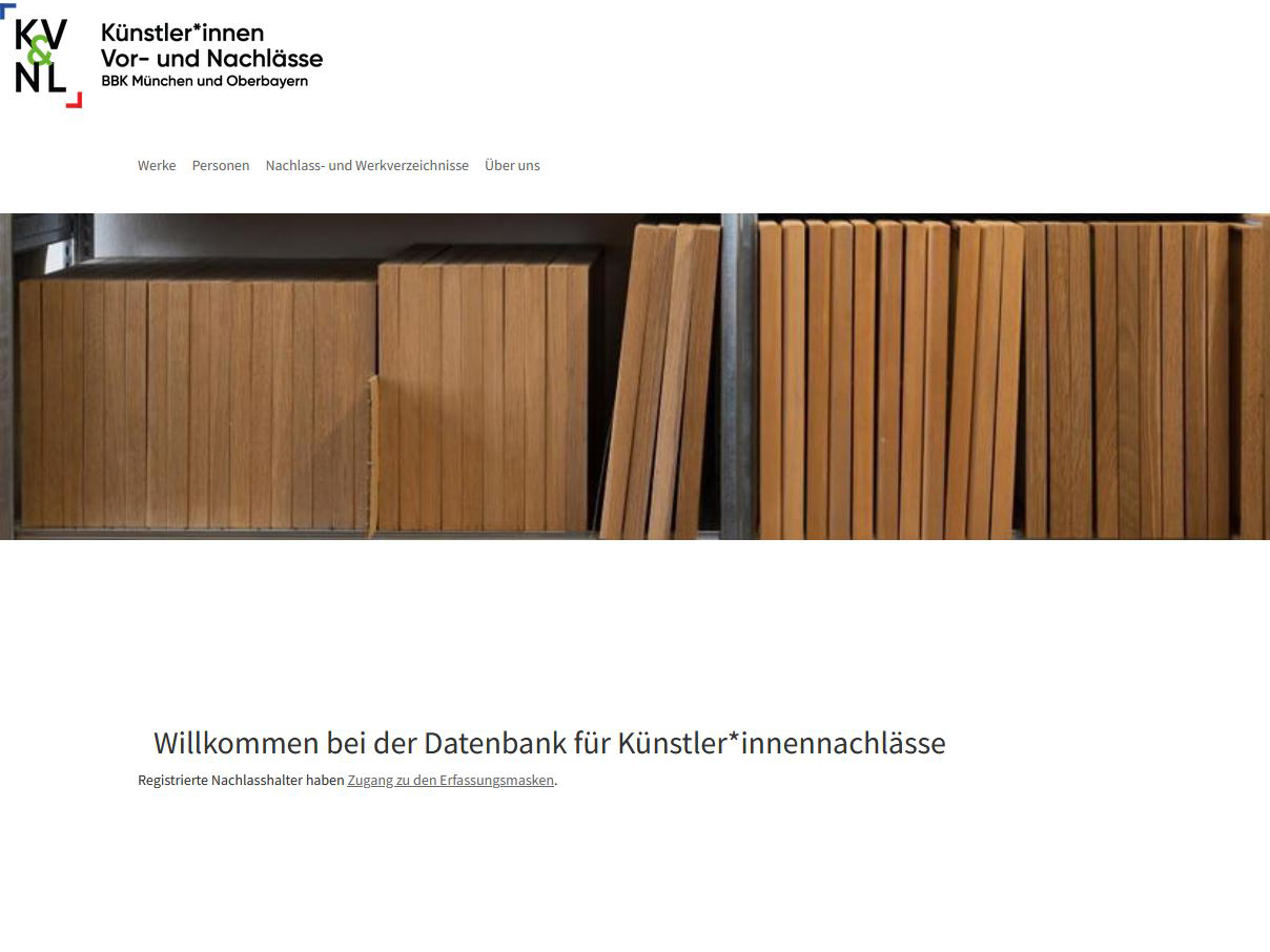 Logo Künstler*innen Vor- und Nachlässe + Bild von Bilderrahmen in Regal