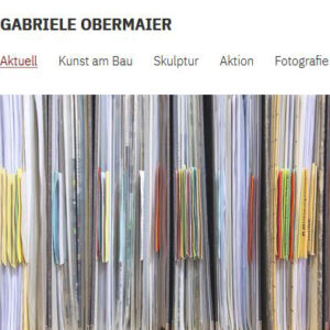 Schriftzug Gabriele Obermaier, Foto Akten von Hinten