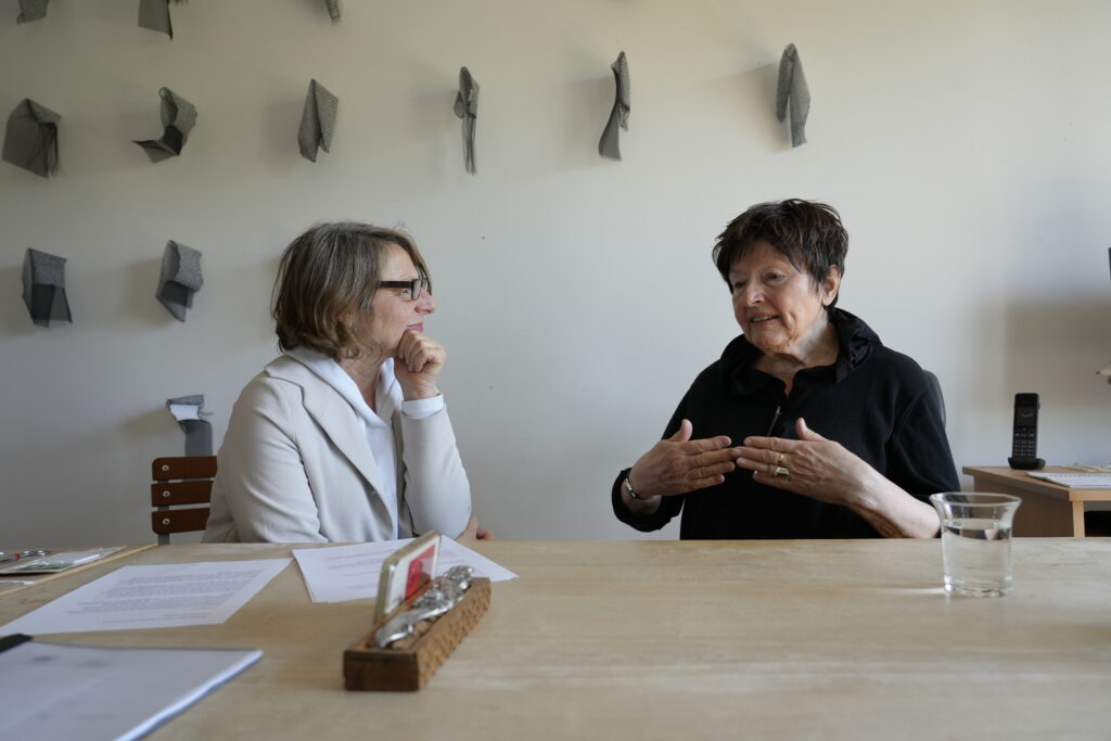 Karolina Sarbia und Heidrun Schimmel im Gespräch vor Werken von Heidrun Schimmel