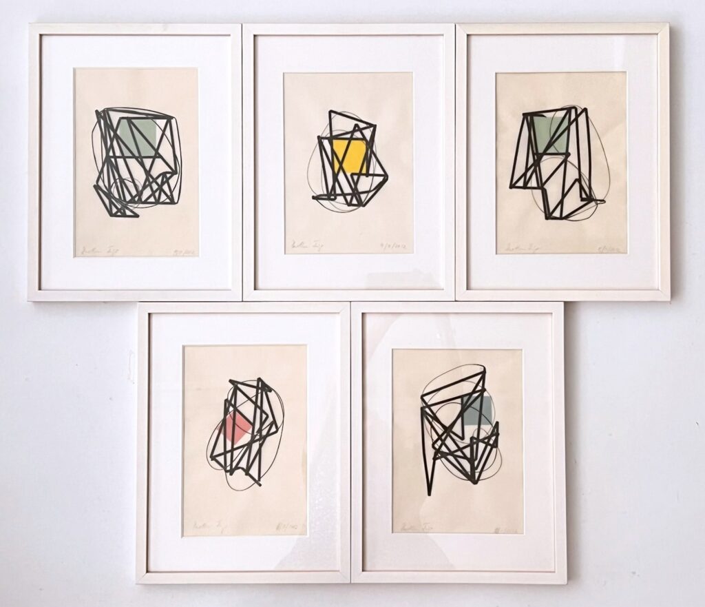 Dorothea Frigo "Balance" (2012) 5 Tonbandzeichnungen in Rahmen 30x40 (weiße Rahmen) Arbeiten im Passepartout ca. 19,0x29 cm Alle Tonbandzeichnungen mit einem farbigen Quadrat Signiert und datiert Vorderseite