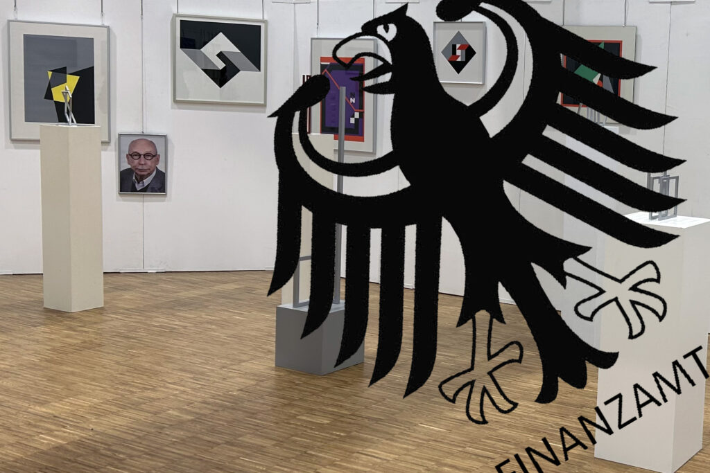 Wappen des Finanzamts Deutschland vor Ausstellungssituation mit moderner Kunst